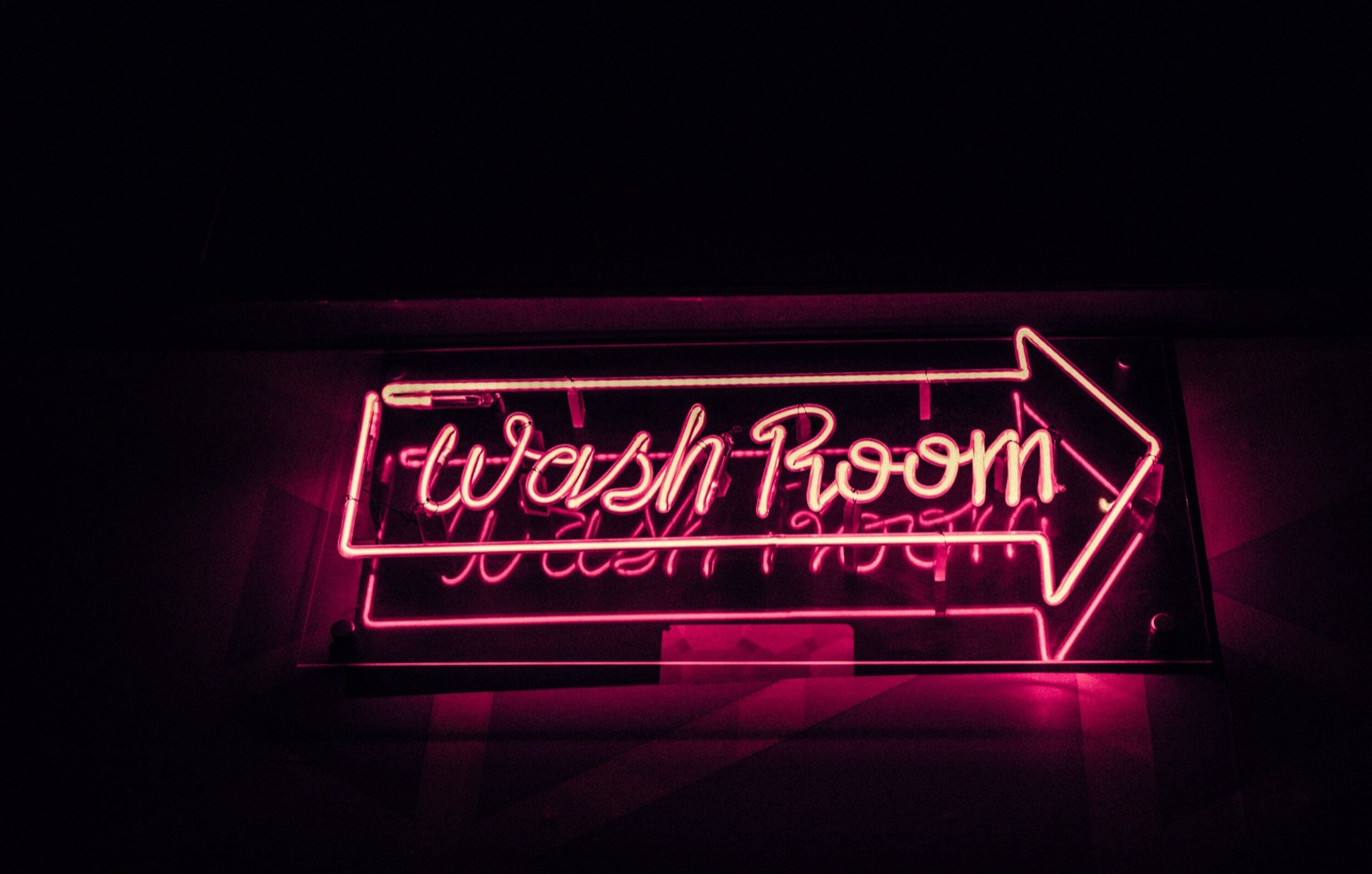 Kranus Lutera: Neonleuchtschrift mit den Worten Wash Room