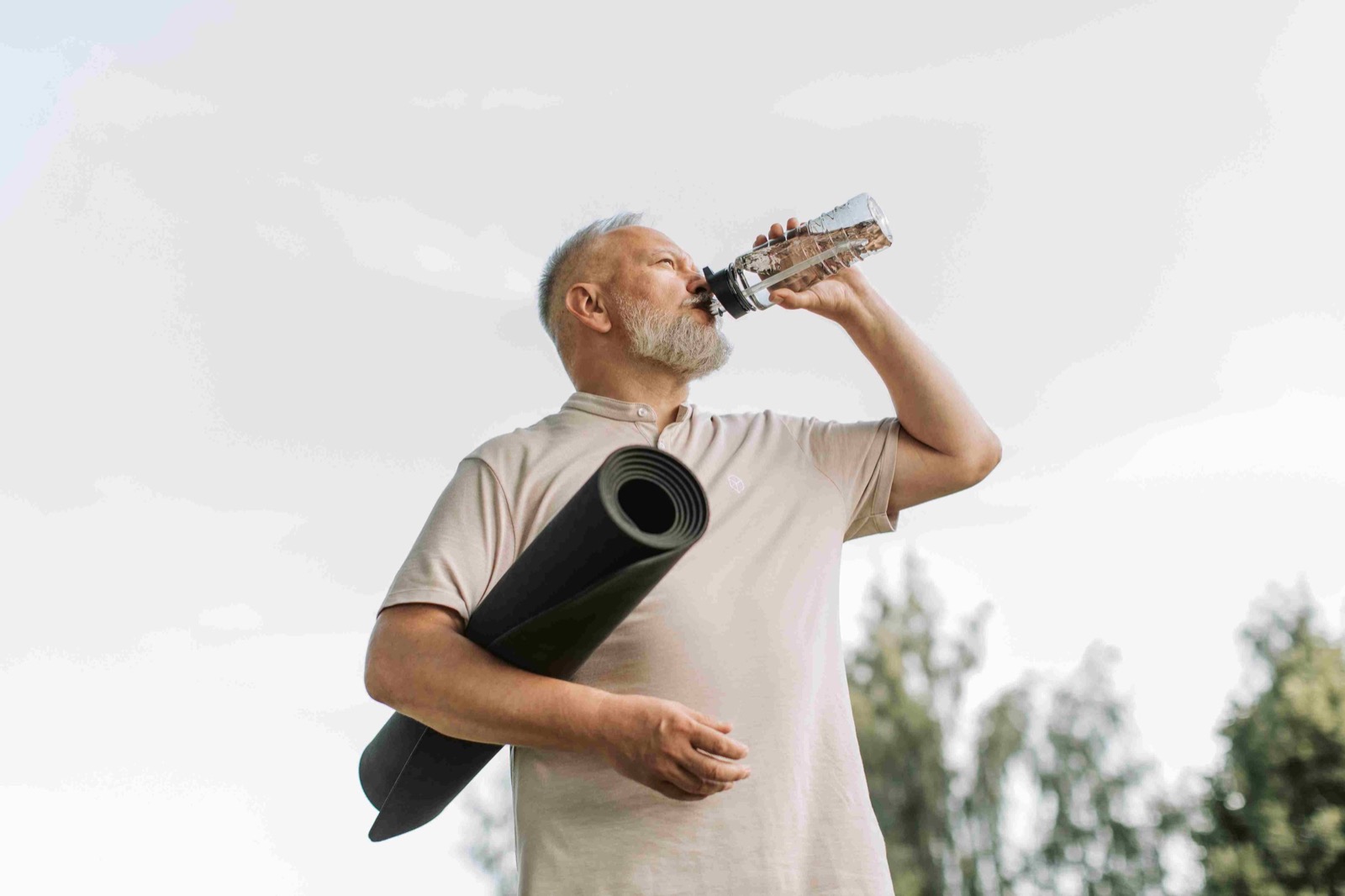 Kranus Lutera Mann trinkt Wasser Sportmatte