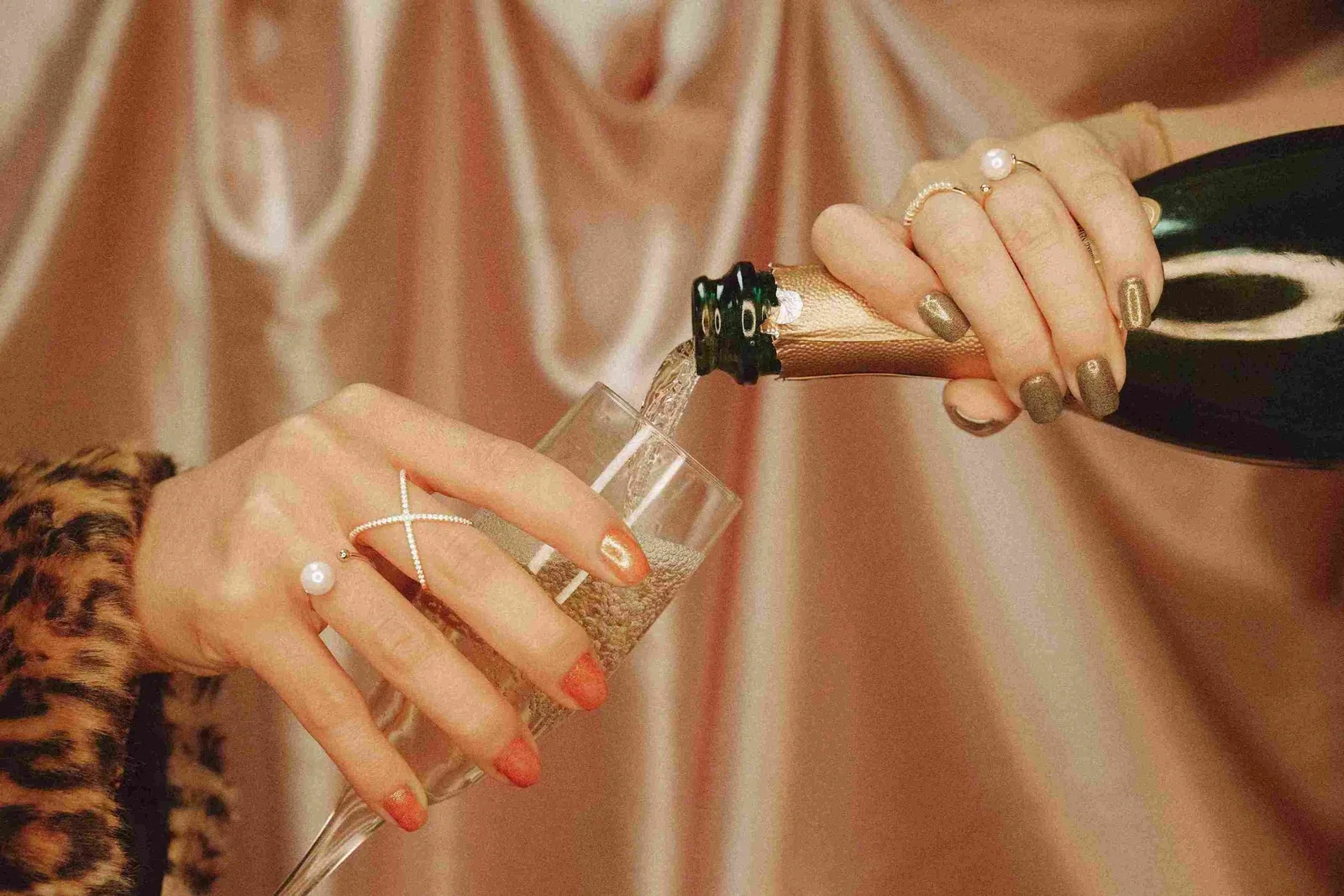 Kranus Lutera weibliche Hände die Sekt in Glas einschenkt