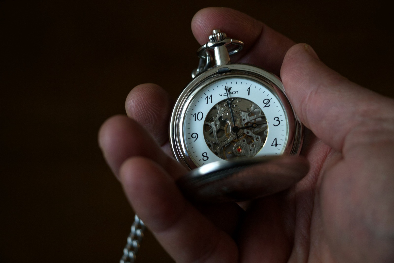 Kranus Health: Mann mit Uhr in der Hand