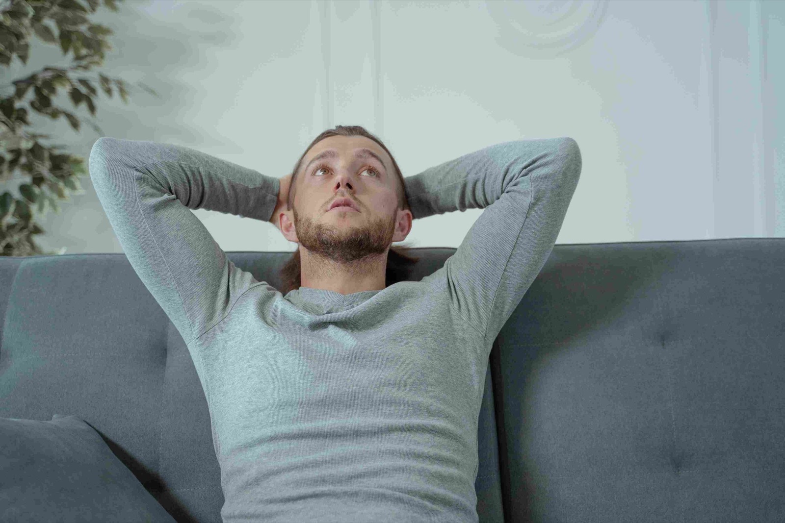 Kranus Edera: Mann nachdenklich auf Sofa